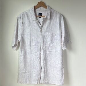 GAP Men's White Short Sleeve Button-Up Shirt with Subtle Floral Print